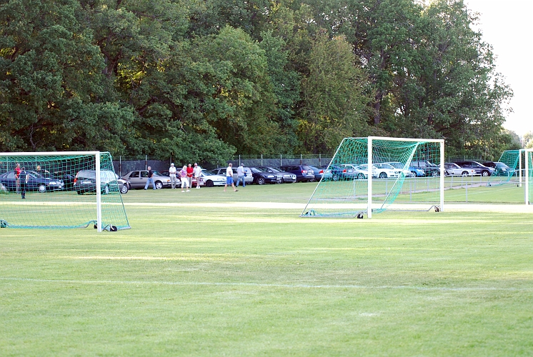 2011_0803_02.JPG - Det ordnades med parkering inne på området runt B-plan