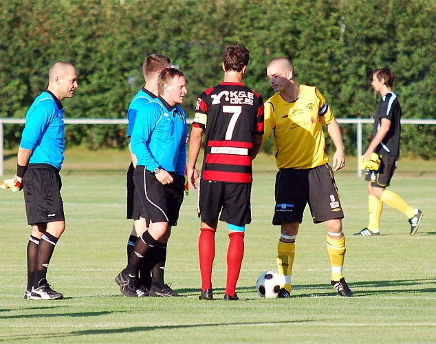 2011_0803_03.JPG - Lagkaptenerna hälsar på domarna