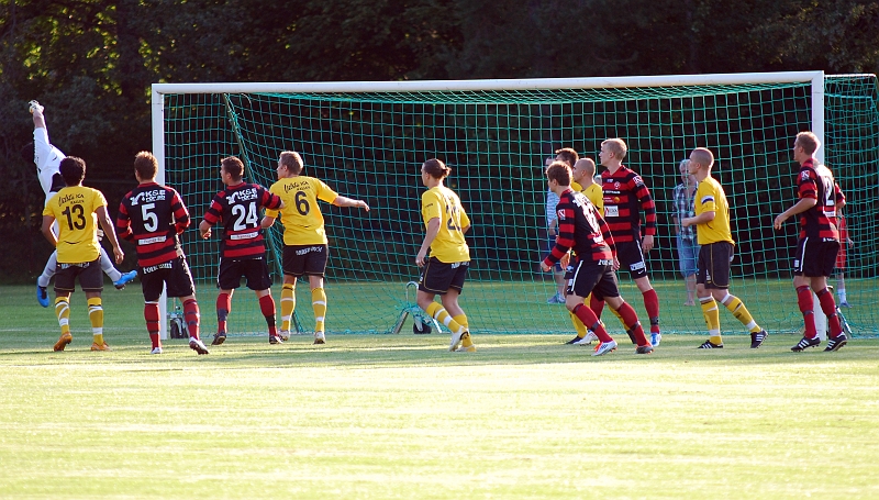 2011_0803_04.JPG - Direkt i början av matchen får Köping hörna från höger. Regis Colombelli i målet missbedömer  bollbanan och bollen går över honom till . . . .