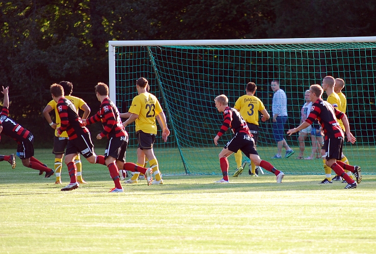 2011_0803_05.JPG - . . . . nr.7 Dennis Boskailo som nickar in 0-1