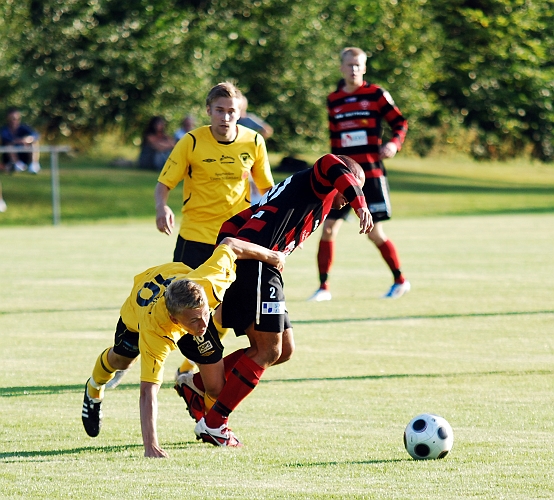 2011_0803_06.JPG - Dervis Grabus i kamp om bollen