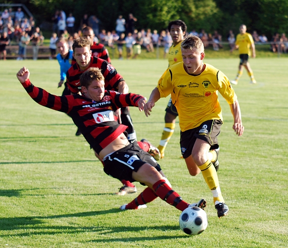 2011_0803_07.JPG - Dervis Grabus tar sig för Christoffer Skoglund