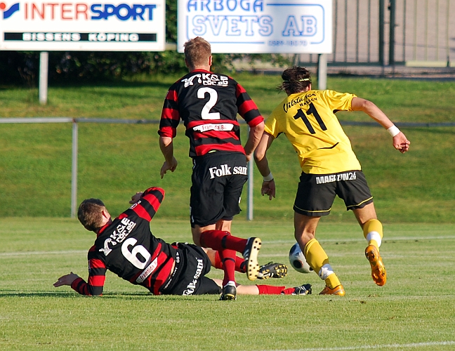 2011_0803_08.JPG - Rio Babovic försöker att komma förbi Köpings försvarare