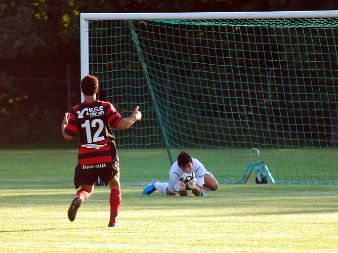 2011_0803_09.JPG - Regis Colombelli greppar bollen efter ett skott utifrån