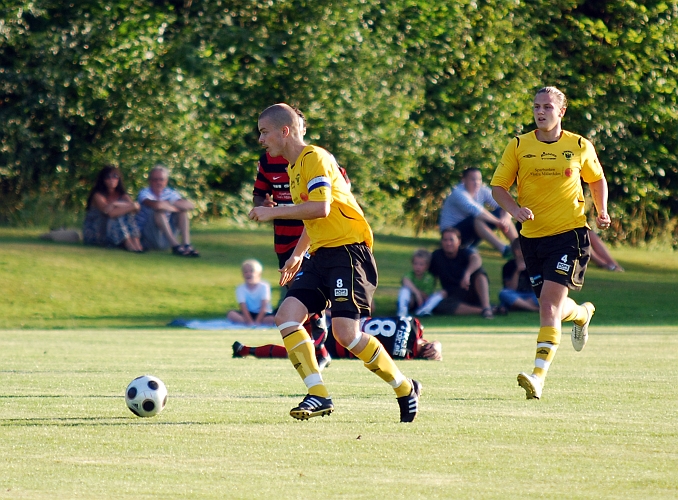 2011_0803_10.JPG - Gustav Gustavsson driver upp bollen efter en brytning