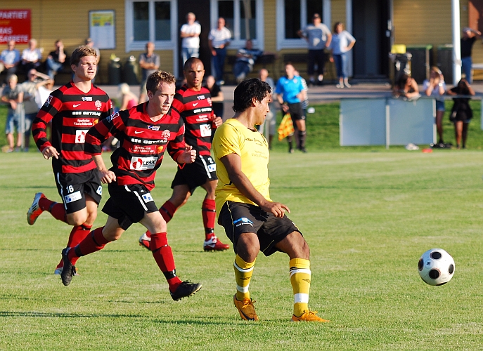 2011_0803_16.JPG - Jonas Hammarlund tar emot en passning