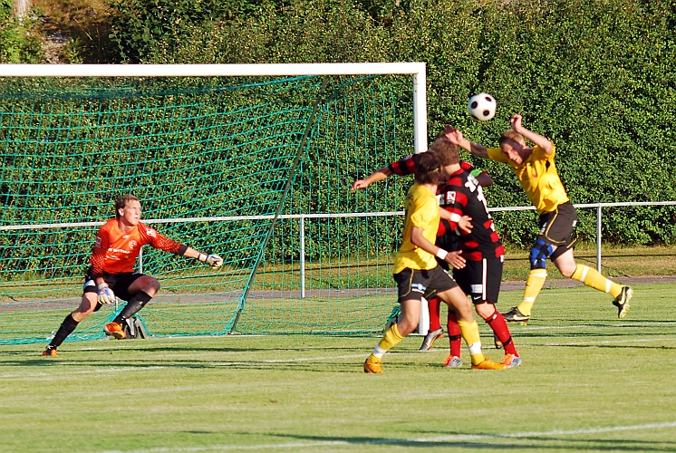 2011_0803_20.JPG - Ett bra inlägg och Gustav Gustavsson är på plats . . . .