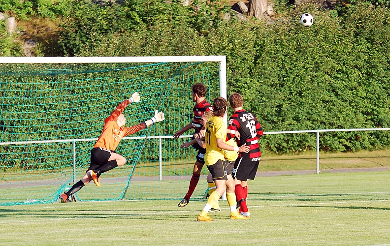 2011_0803_21.JPG - . . . . men Köpings Dennis Boskailo nickar bollen till hörna