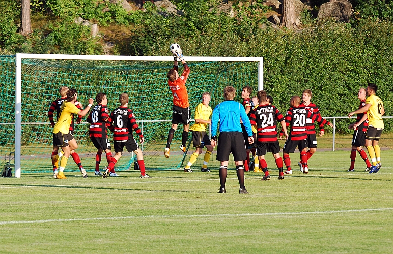 2011_0803_22.JPG - Köpings målvakt Peter Andersson greppar bollen efter en hörna för Södra