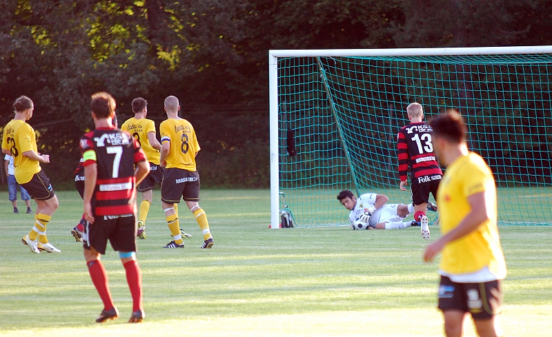 2011_0803_24.JPG - Regis Colombelli har bollen under kontroll efter ett avslut