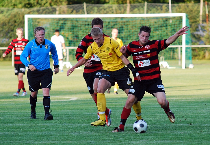 2011_0803_27.JPG - Filip Stjernfeldt i kamp om bollen