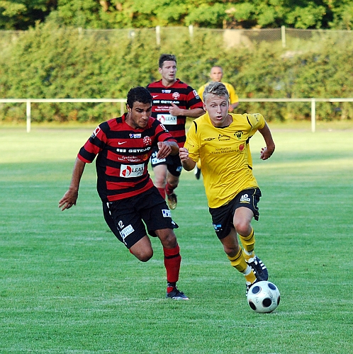 2011_0803_29.JPG - Dervis Grabus försöker att rycka ifrån sin bevakning