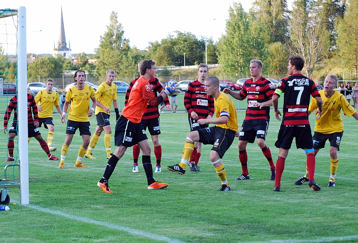 2011_0803_30.JPG - Gustav Gustavsson är framme för ev. retur efter en hörna