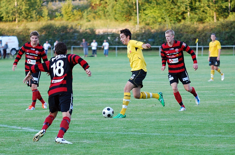 2011_0803_33.JPG - Anel Coralic lån från ÖSK Ungdom, söker skottläge utanför straffområdet