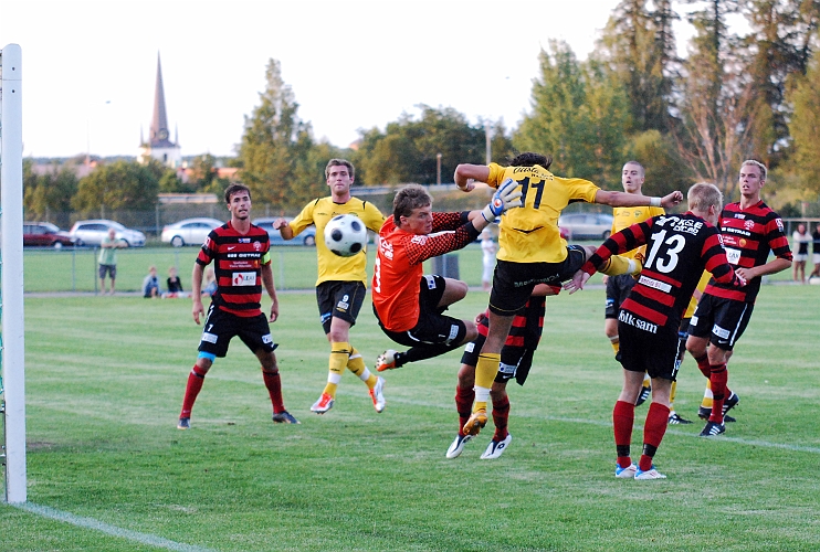 2011_0803_34.JPG - Rio Babovic är framme på ett inspel men bollen passerar alla och går strax utanför stolpen