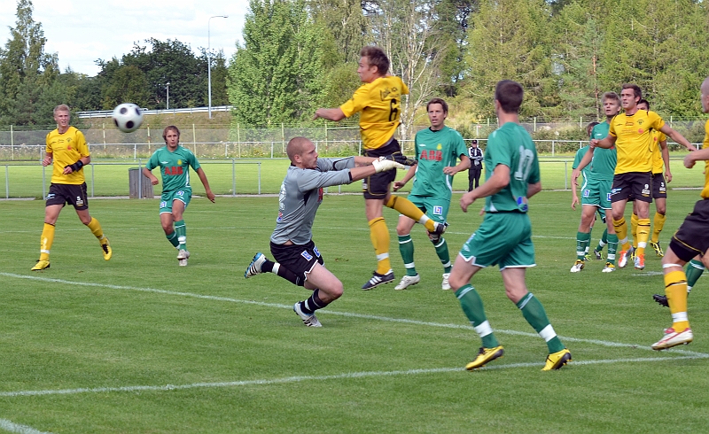 2011_0813_09.JPG - En farlig chans för Södra men bollen passerar alla och går strax utanför stolpen