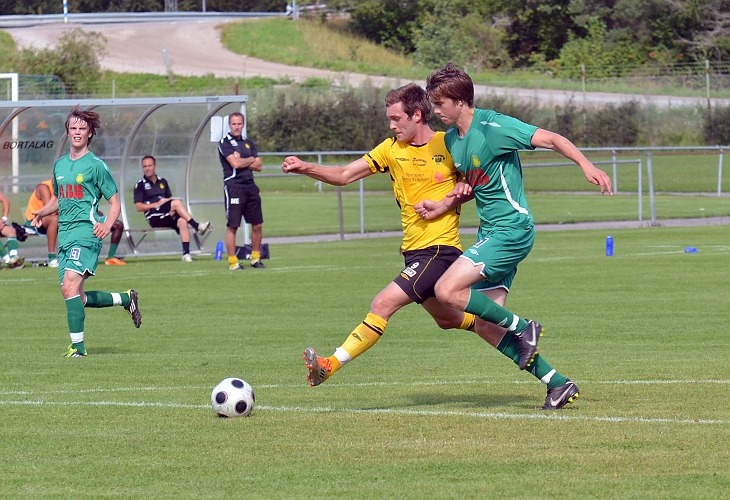 2011_0813_15.JPG - Dennis Jansson får ett bra läge mitt framför målet . . . .