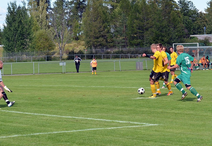 2011_0813_17.JPG - Filip Stjernfeldt trycker iväg ett skott från straffpunkten . . . .