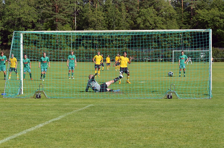 2011_0813_27.JPG - . . . . får upp en fot på bollen och han har räddat straffen.