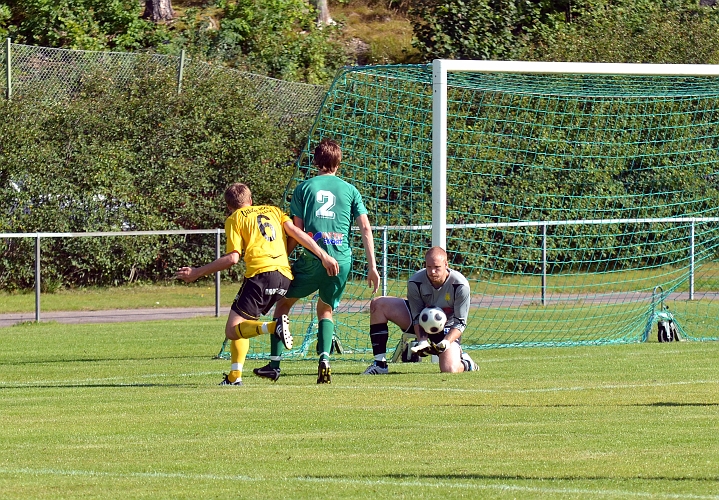 2011_0813_38.JPG - Ludvika's målvakt tar hand om bollen i skopan