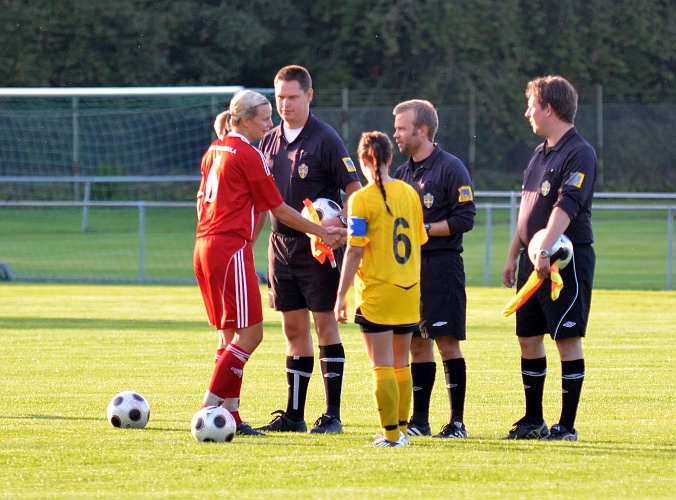 2011_0817_01.JPG - Lagkaptenerna hälsar på domarna