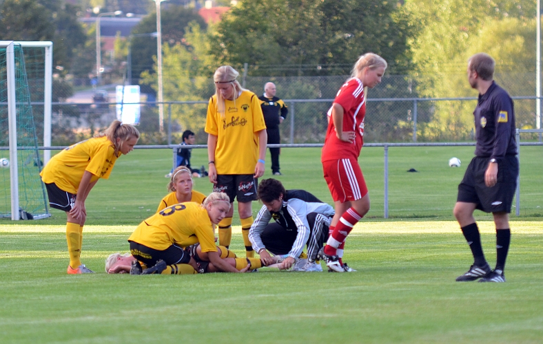 2011_0817_02.JPG - I första anfallet fälls Hanna Garman och Södra får straff, i samma situation blir hon skadad och fick utgå från matchen