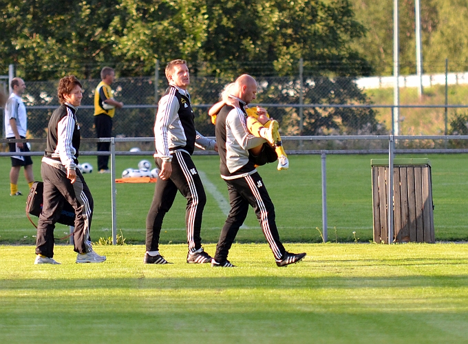 2011_0817_03.JPG - Här bärs Hanna av planen av tränare Jocke Segerstedt