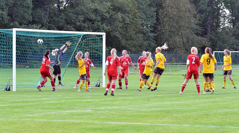2011_0817_09.JPG - Sanna Lundberg trycker in 3-0 till Södra i 13:e minuten, på en retur efter en hörna