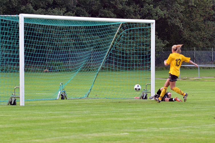 2011_0817_13.JPG - Amanda Segerstedt (utanför bild) nickar in 5-0 i 20:e minuten, och Elin Segerstedt fullföljer för ev retur