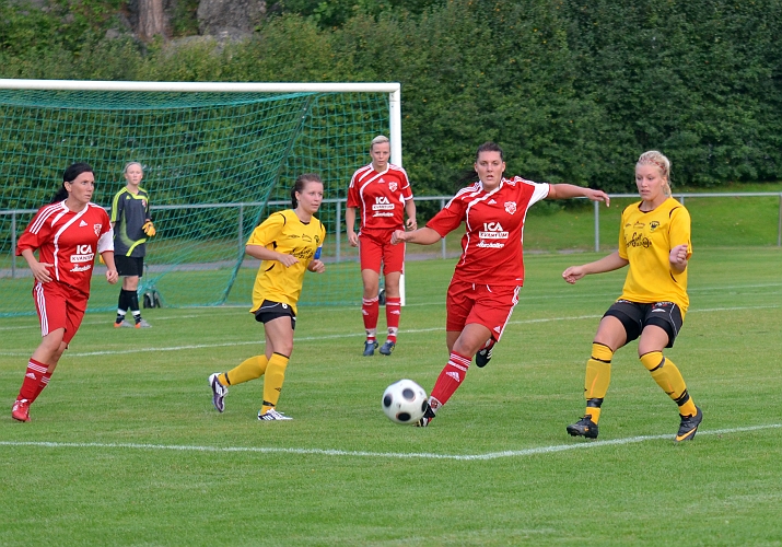 2011_0817_18.JPG - Salaförsvaret försöker få undan bollen