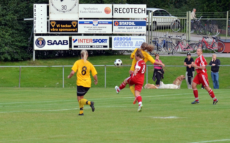 2011_0817_19.JPG - Adelisa Grabus försöker att komma igenom Salaförsvaret