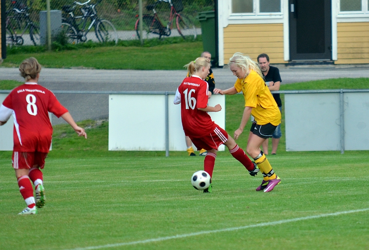 2011_0817_21.JPG - Elin Bergkvist dribblar sig förbi Salabacken