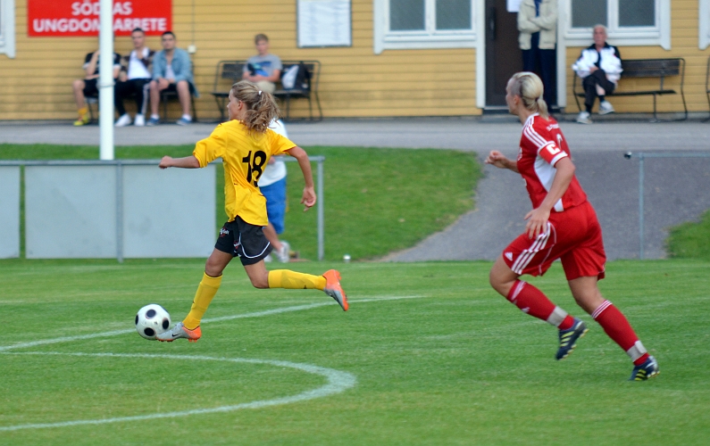 2011_0817_22.JPG - Adelisa Grabus har ryckt ifrån sin bevakning . . . .