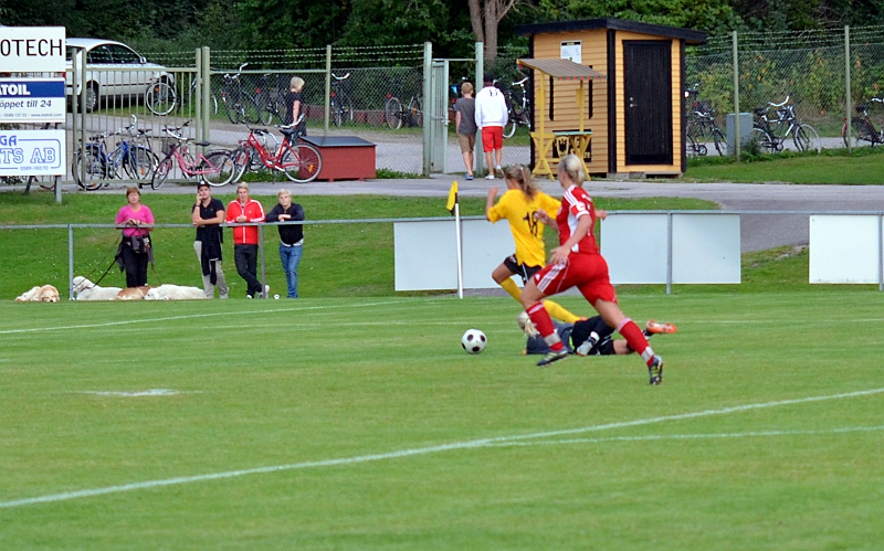 2011_0817_23.JPG - . . . . kommer även förbi målvakten . . . .