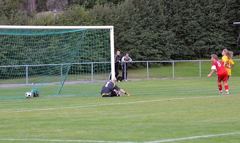 2011_0817_27.JPG - Södra ökar på till 8-0 genom Adelisa Grabus