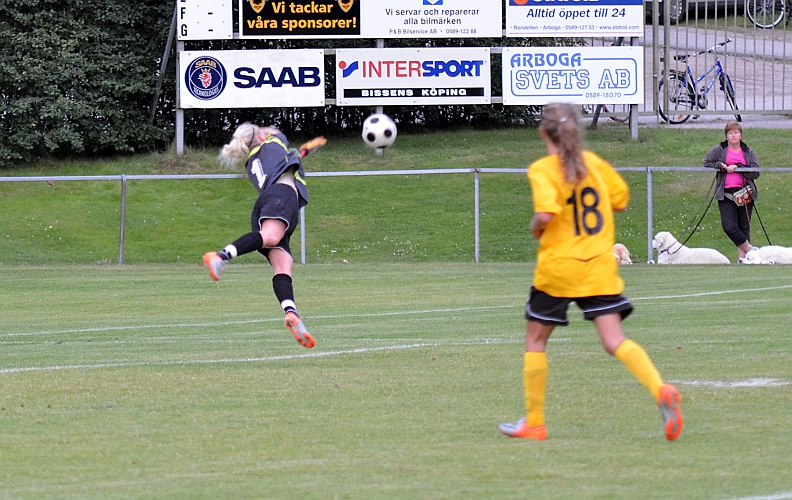 2011_0817_28.JPG - Sala's målvakt gör en kvalificerad räddning