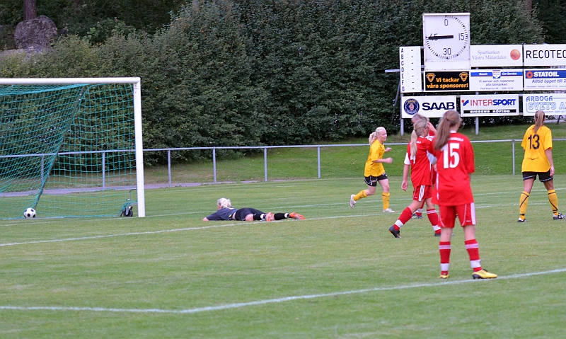 2011_0817_29.JPG - Rebecca Skog fastställer slutresultatet till 9-0 för Södra