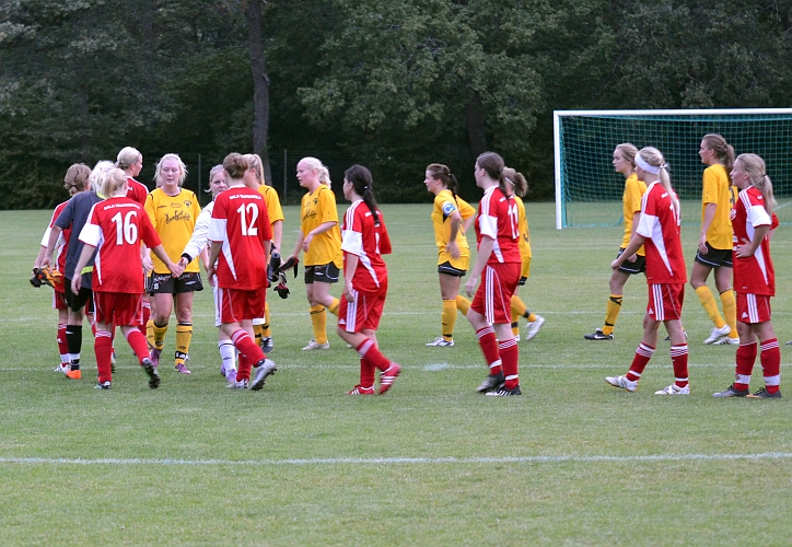 2011_0817_30.JPG - Spelarna tackar varandra efter matchen
