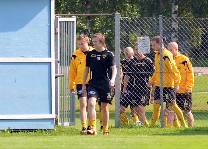 2011_0827_01.JPG - Södraspelarna är på väg in för uppvärmning