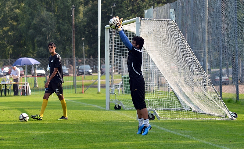 2011_0827_04.JPG - Regis Colombelli sträcker ut under uppvärmningen