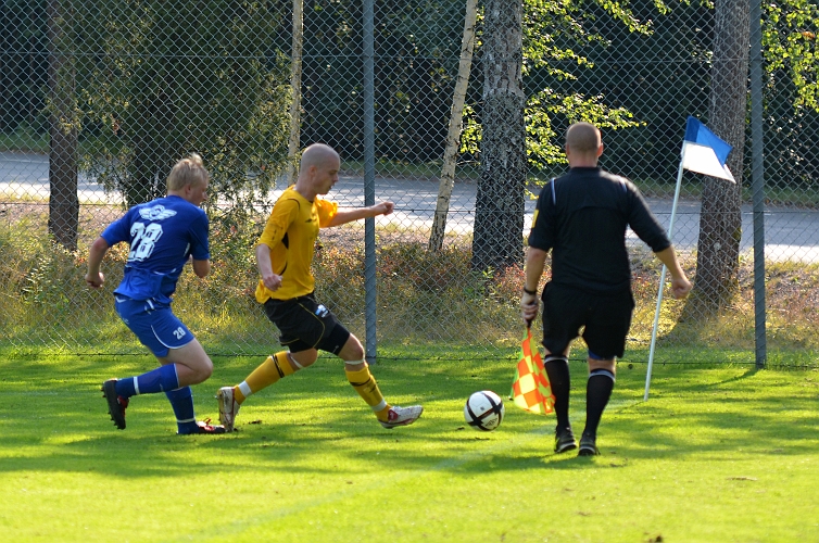 2011_0827_18.JPG - Gustav Gustavsson är ute vid hörnflaggan och slår ut bollen till inkast