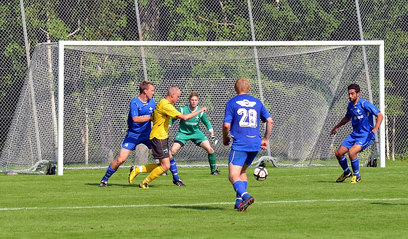 2011_0827_20.JPG - Filip Stjernfeldt försöker att komma till avslut framför målet