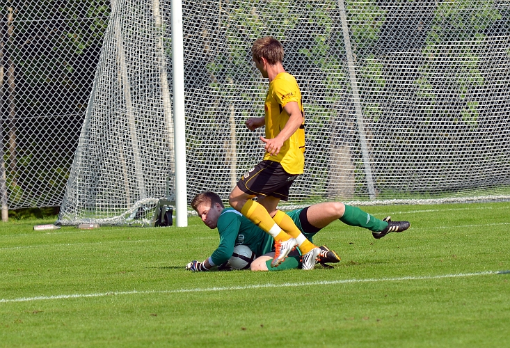 2011_0827_21.JPG - Örebromålvakten har bollen under kontroll