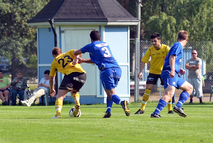 2011_0827_22.JPG - Örebroförsvararen har problem med att få grepp på Emil Viborg