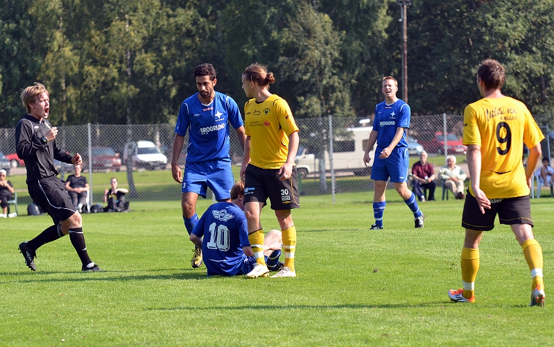 2011_0827_29.JPG - En irriterad Emil Viborg har sparkat på Örebrospelaren och domaren kommer med fart till platsen