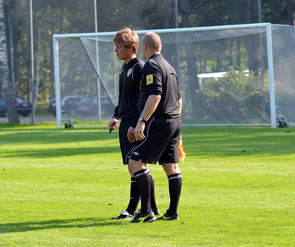 2011_0827_30.JPG - Domaren tar hjälp av ass. domaren vid sitt beslut