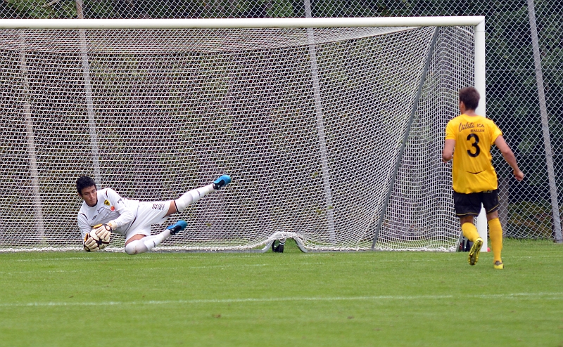 2011_0827_35.JPG - Regis Colombelli klistrar bollen efter ett distansskott