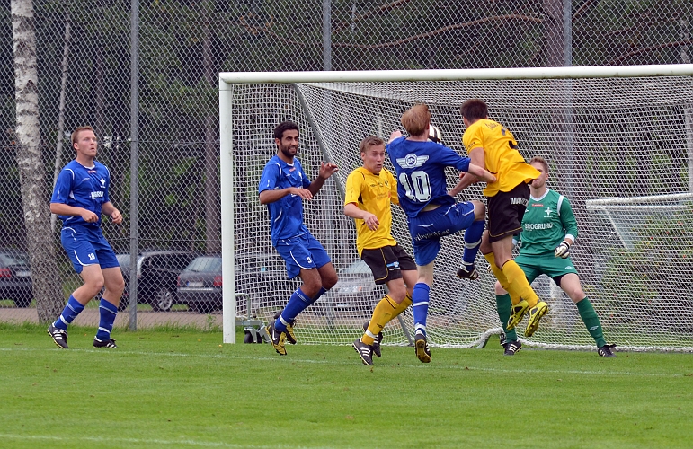 2011_0827_37.JPG - Södraspelarna är åter framme men lyckas inte få in bollen i nätmaskorna