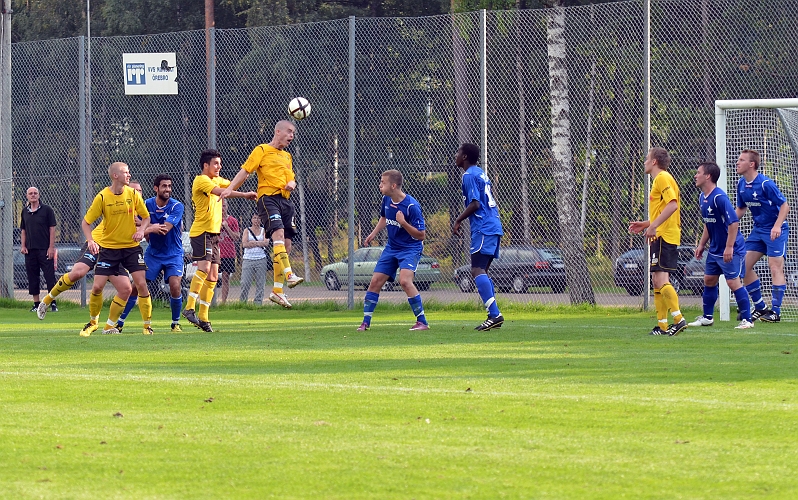 2011_0827_38.JPG - Gustav Gustavsson får matchens sista chans men nickar bollen över målet