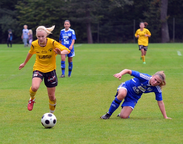 2011_0911_16.JPG - Hanna Garman lurar sin back och kommer förbi på utsidan